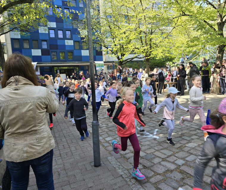 Kinder beim Sponsorenlauf 2026 der Modersohn-Grundschule